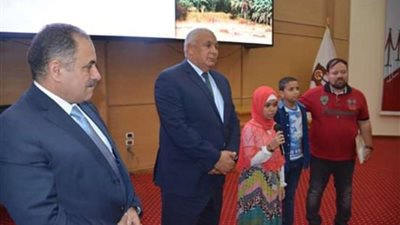 الزملوط يكرم أولى إبتدائية الأزهر ويمنح والدها رحلة عمرة مجانية