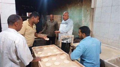 الزملوط يفاجئ أحد المخابز بمدينة الخارجة ويكافئ العاملين به