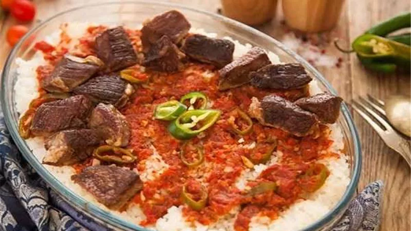 أكلة مصرية أصيلة.. تعرفي على طريقة عمل الفتة بالخل والثوم