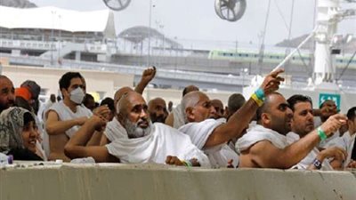 حجاج بيت الله يتوافدون لرمي جمرة العقبة الكبرى (صور)