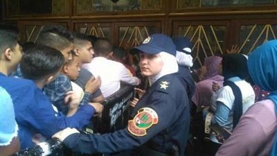 الشرطة النسائية تمنع التحرش أمام دور السينما بالإسكندرية