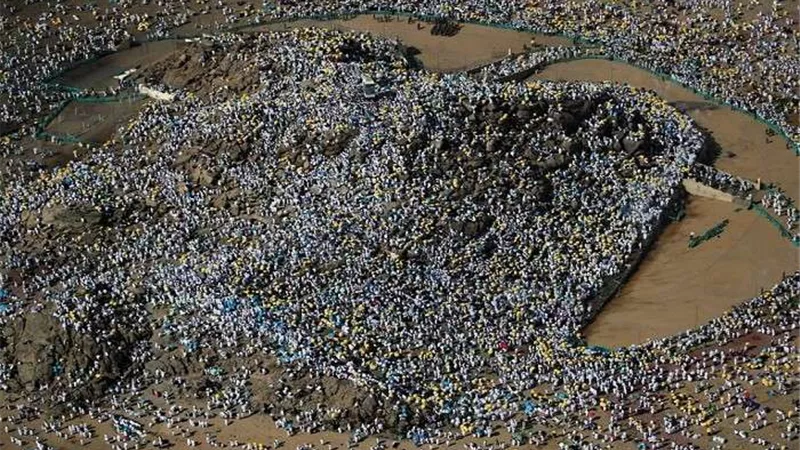 2.5 مليون حاج ينفرون إلى مزدلفة بعد أداء ركن الحج الأعظم (فيديو)
