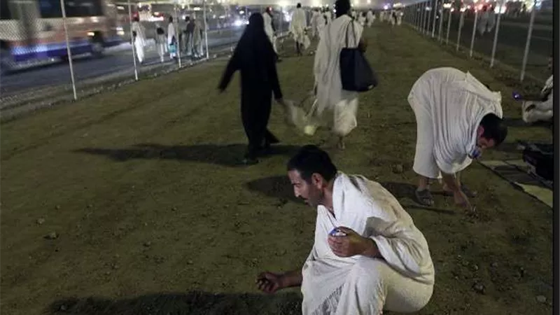 حجاج بيت الله يصلون مزدلفة ويبدأون جمع الجمرات