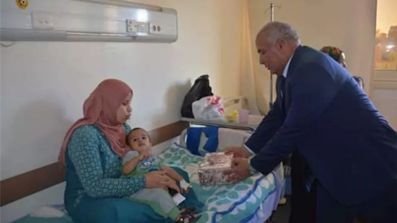 الزملوط  يزور المرضى بمستشفى الخارجة العام  ويقدم هدايا العيد لهم