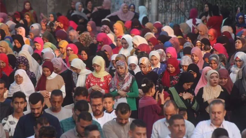 بالصور.. المواطنون يؤدون صلاة العيد بمنطقة العمرانية
