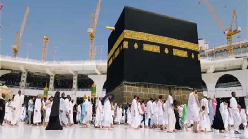 بعد رمي الجمرات.. حجاج بيت الله الحرام يواصلون طواف الإفاضة