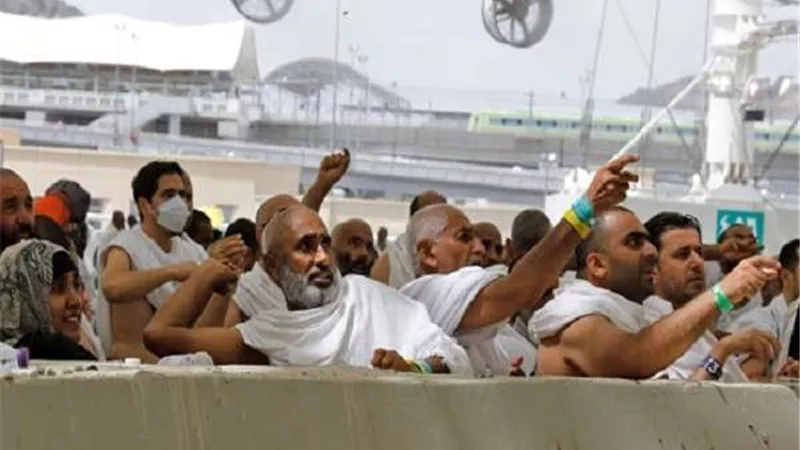 حجاج بيت الله يتوافدون لرمي جمرة العقبة الكبرى (صور)