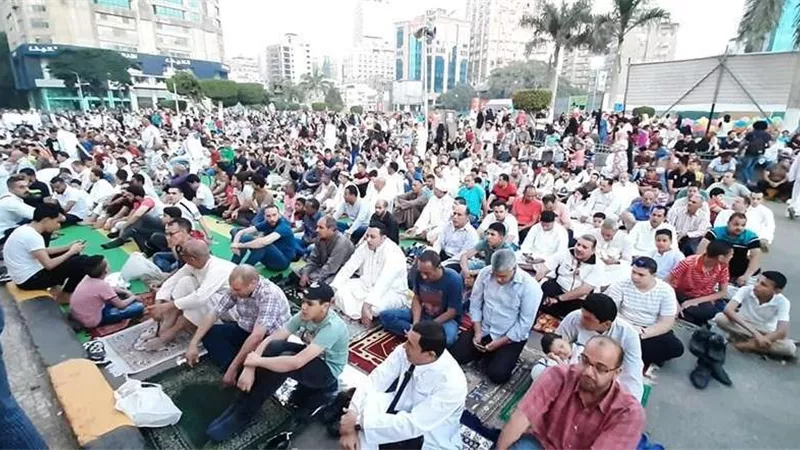آخرها في صلاة العيد.. 3 فيديوهات 