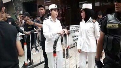 الشرطة النسائية تؤمن فرحة السيدات بعيد الأضحى (فيديو)