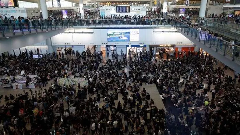 بعد اشتباكات المحتجين مع الشرطة.. مطار هونج كونج يستأنف رحلاته