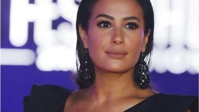 بإشراقة صفراء.. .. هند صبري تُحيي جمهورها على الـ