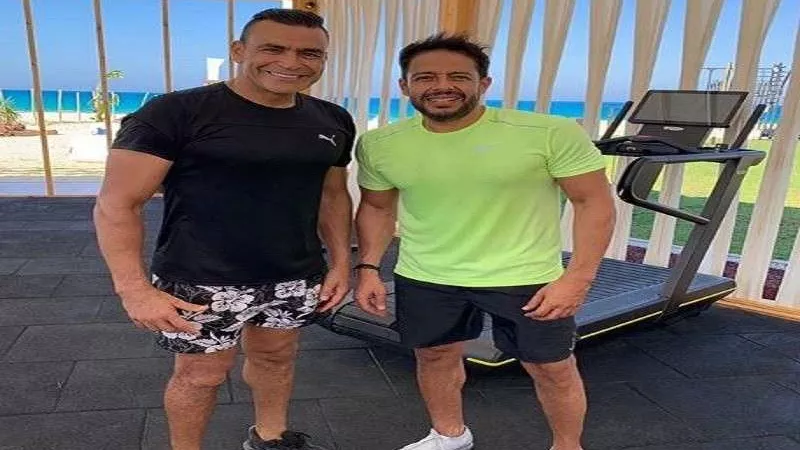 بالكرة والمايك.. محمد حماقي يتحدى الحضري بضربات الجزاء 
