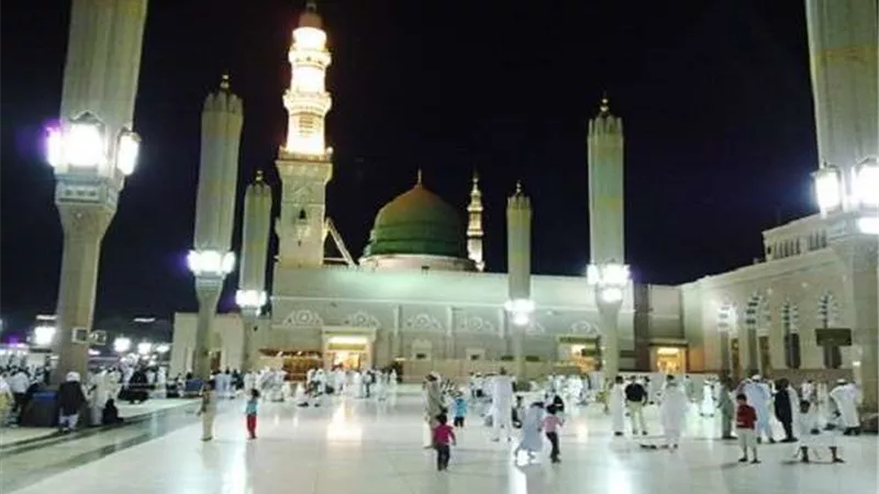توافد الحجاج على المدينة المنورة لزيارة مسجد الرسول