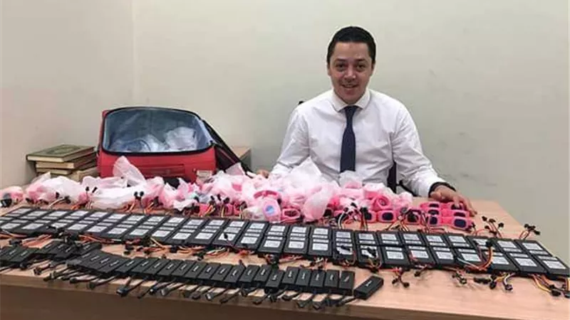 ضبط ساعات وأجهزة تجسس بحوزة راكب بمطار القاهرة