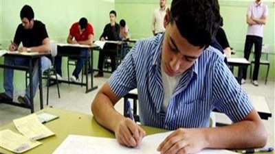 طلاب الثانوية العامة يؤدون امتحان الدور الثاني في اللغة العربية والدين .. اليوم
