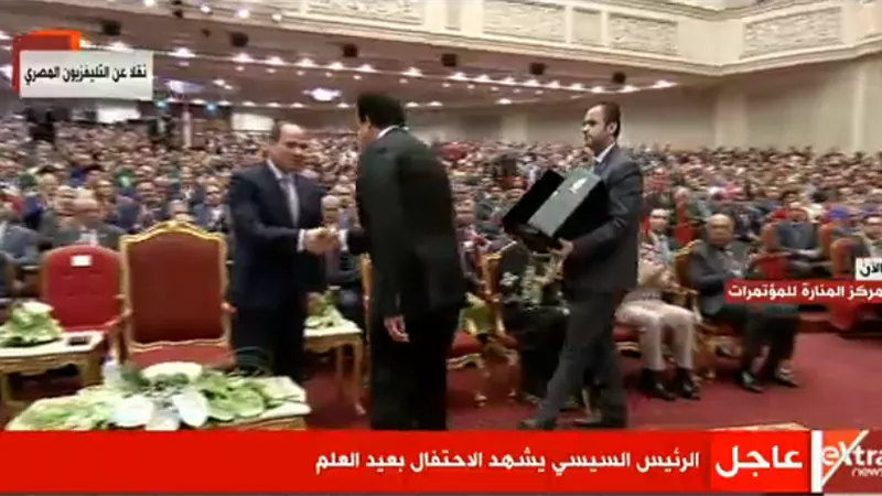 وزير التعليم العالي يهدي الرئيس السيسي درع احتفالية عيد العلم
