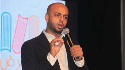 أحمد مراد يناقش 