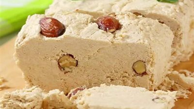 بخطوات سهلة وبسيطة.. طريقة عمل الحلاوة الطحينية في المنزل