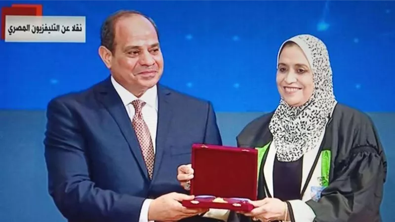 السيسي يكرم أستاذة بجامعة أسيوط ضمن احتفالية عيد العلم
