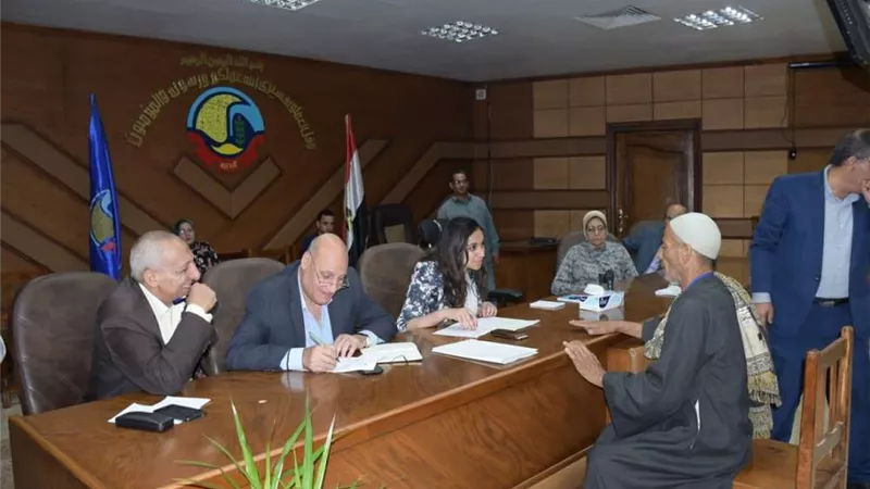 نائب محافظ البحيرة تلتقي بـ ٣٢ مواطن لحل مشاكلهم بديوان عام المحافظة
