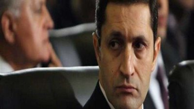 علاء مبارك ينشر صورة لوالدته ووالده بعد إجرائها عملية جراحية