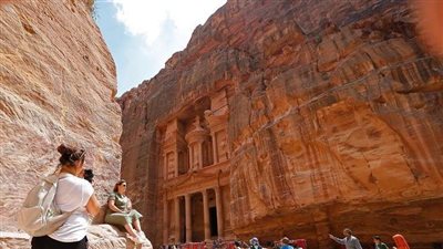 تفاصيل إطلاق نار على حافلة سياحية بالأردن