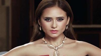 نيللي كريم ترتدي 