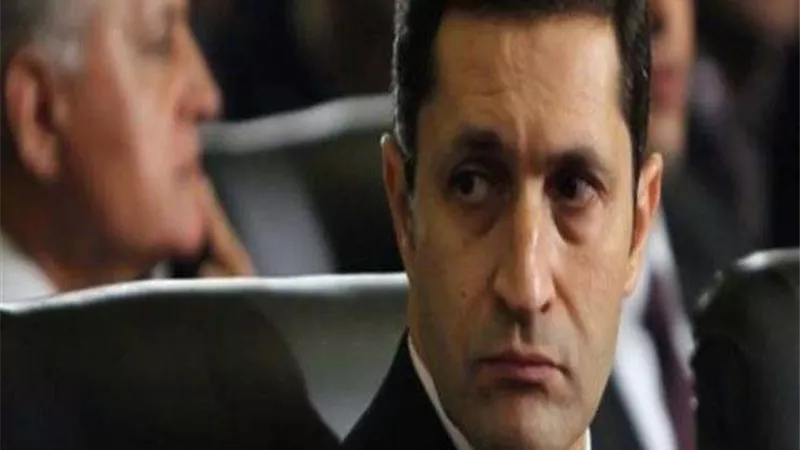 علاء مبارك ينشر صورة لوالدته ووالده بعد إجرائها عملية جراحية