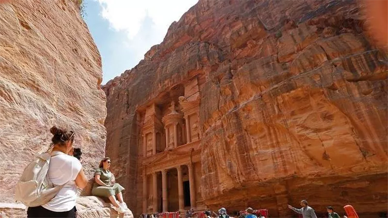 تفاصيل إطلاق نار على حافلة سياحية بالأردن