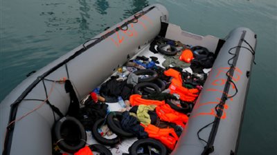 بعد انفجار بركان تحت الماء.. قارب يبحر عبر صخور إسفنجية باتجاه استراليا