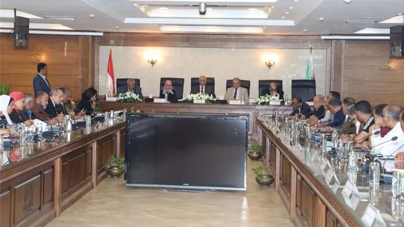 محافظ الجيزة: خطة عاجلة لتطوير المناطق غير المخططة بالتعاون مع صندوق تطوير العشوائيات