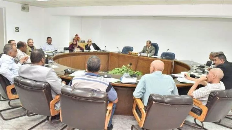 محافظ أسيوط يواصل اجتماعاته لتنفيذ قانون التصالح في مخالفات البناء