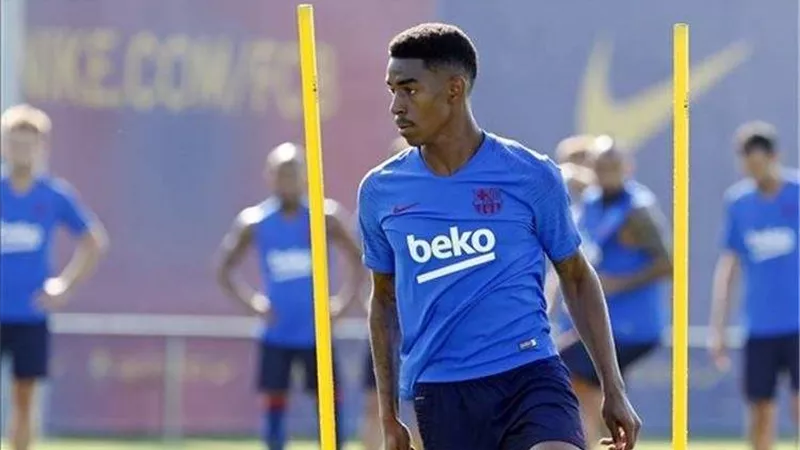 رسميًا.. برشلونة يُعلن إصابة جونيور فيربو