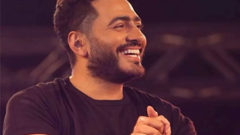 تامر حسنى يشعل مسرح حفله بالعلمين الجديدة