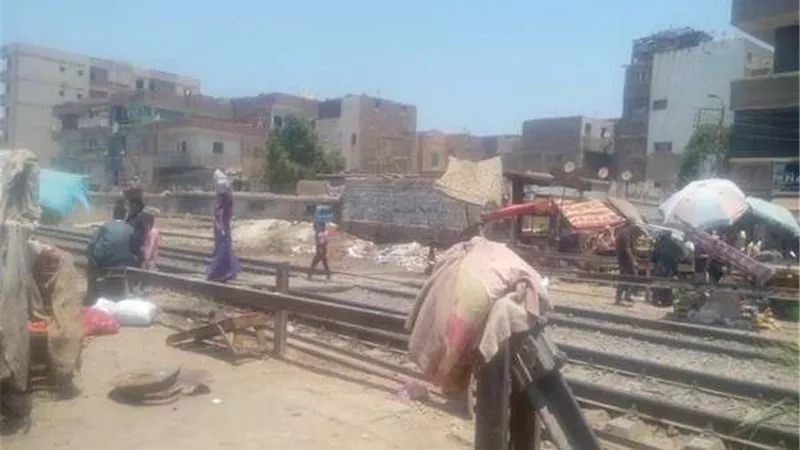 عجلات قطار إمبابة تنهي حياة شاب إثر سقوطه منه