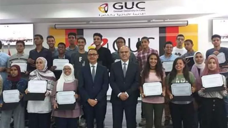 تسليم منحة الجامعة الألمانية لاثنين من أوائل الشهادة الثانوية بالوادي الجديد
