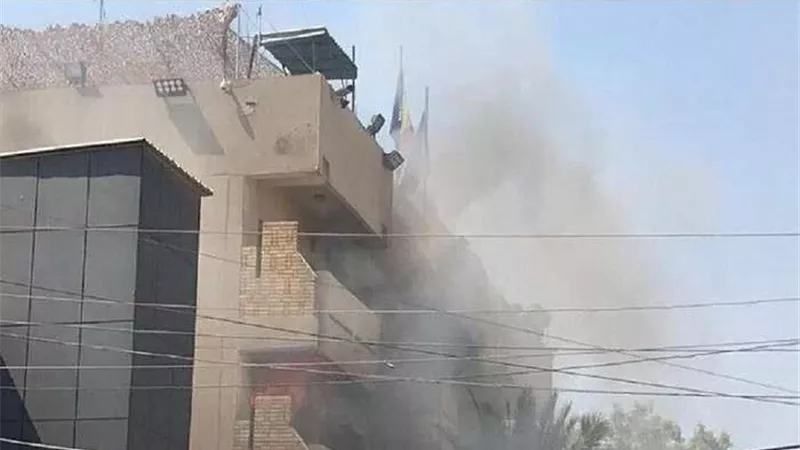 بالصور.. حريق هائل في السفارة الرومانية ببغداد