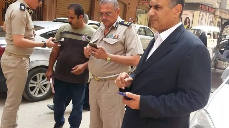 إزالة مبنى مخالف بإحدى العمارات السكنية ببنها