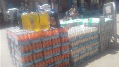ضبط سيارتين محملتين بـ20 ألف علبة سجائر مهربة ومواد غذائية بأسيوط