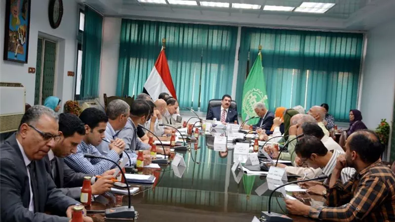 محافظ القليوبية يعقد اجتماعًا باللجنة العليا لإدارة الإعلانات بالمحافظة