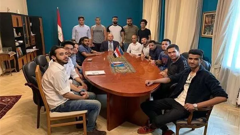 سفير مصر بأوكرانيا يلتقي وفد من طلبة جامعة الدونتسك المصريين لبحث حل أزمتهم