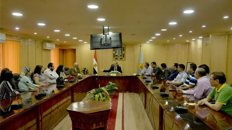 محافظ أسيوط يلتقي أولياء الأمور والنواب ويعلن تشكيل لجنة لحل المشاكل بالمدارس
