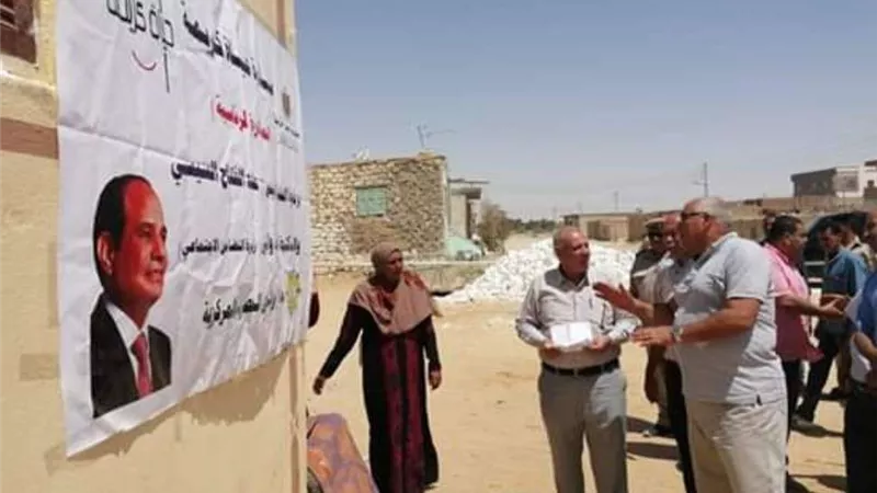 محافظ الوادي الجديد يتفقد المنازل ضمن مبادرة حياة كريمة بالفرافرة