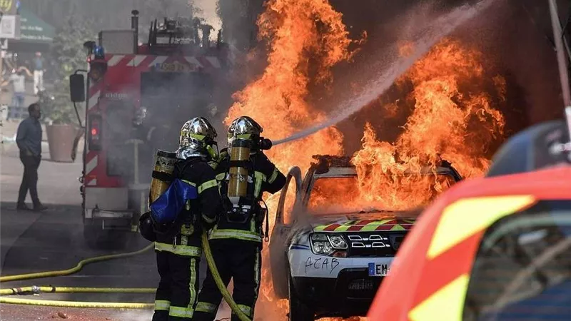 شاهد.. قصف قنابل الغاز بين الشرطة الفرنسية ومحتجي السترات الصفراء