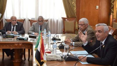 رئيس جامعة المنوفية يعقد لجنة المنشآت لشهر سبتمبر