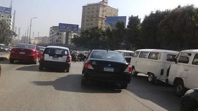 إصابة شخص إثر اصطدامه بسيارة في النزهة أثناء عبوره الطريق