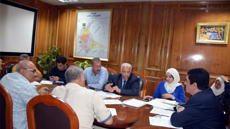 محافظ القليوبية يناقش مشكلة مصرف البلبيسي بالخانكة