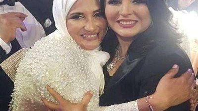 شاهد.. لأول مرة ظهور والدة أحمد فهمي بحفل زفافه