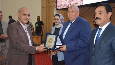 تقديرا لدورهم.. محافظ الوادي الجديد يكرم مسؤولي الإسكان والصحة والتضامن