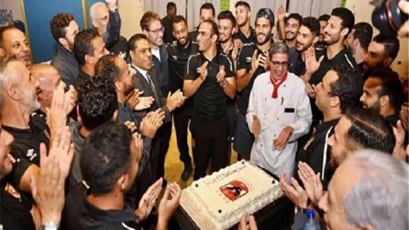 لاعبو الأهلي يحتفلون بعيد ميلاد فايلر في غينيا